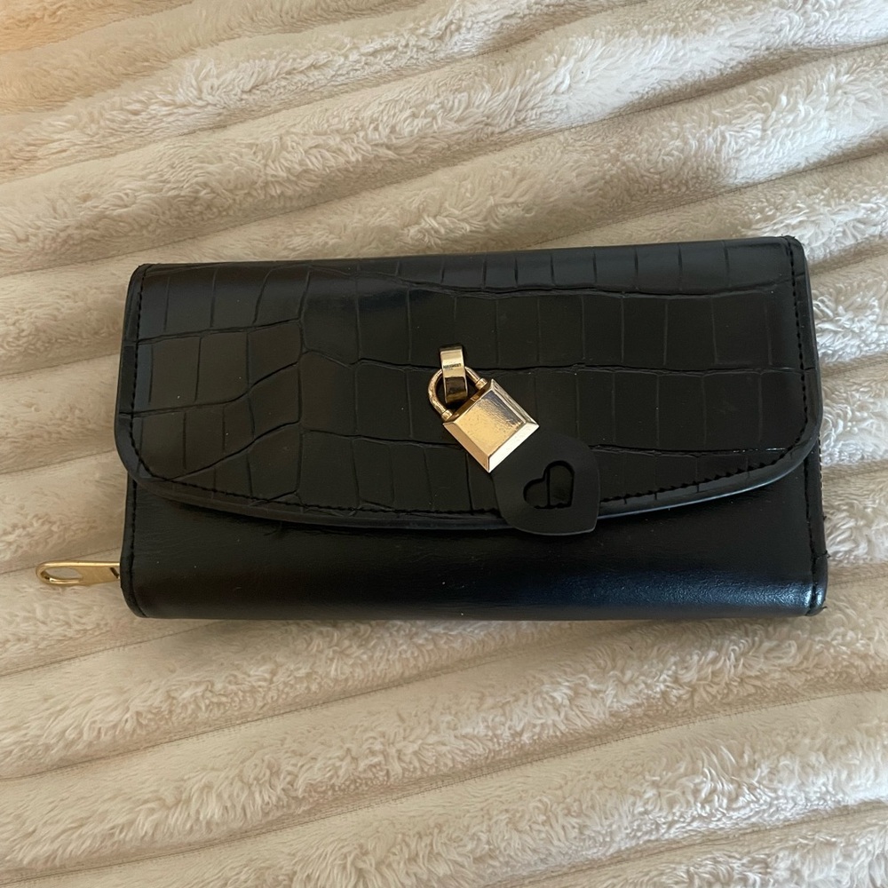 Elegant Black Croc-Embossed Women's Clutch